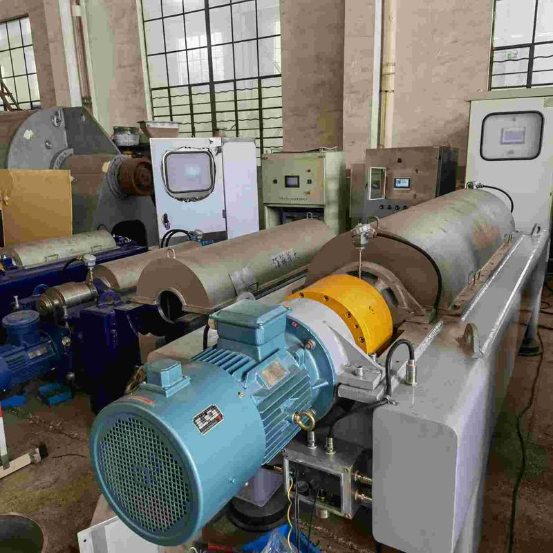 Centrifugeuse de nettoyage de décanteur de l'acier 2205 de phase de séparation de solide-liquide de clarification de goudron de rouleau de LW 110kw double